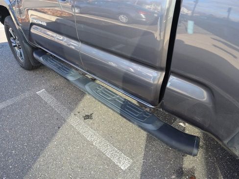 Used 2017 Toyota Tacoma TRD Sport image 25