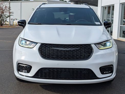 Used 2024 Chrysler Pacifica Touring-L w/ S Appearance Package image 2