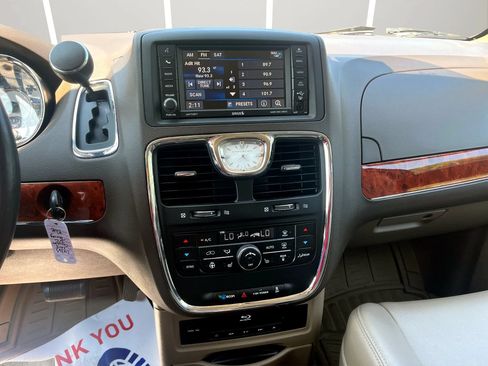 Used 2015 Chrysler Town & Country Touring-L w/ Driver Convenience Group FWD image 19