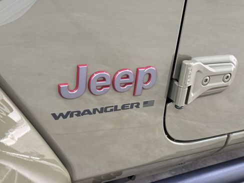 Used 2025 Jeep Wrangler Unlimited Rubicon AWD/4WD image 31