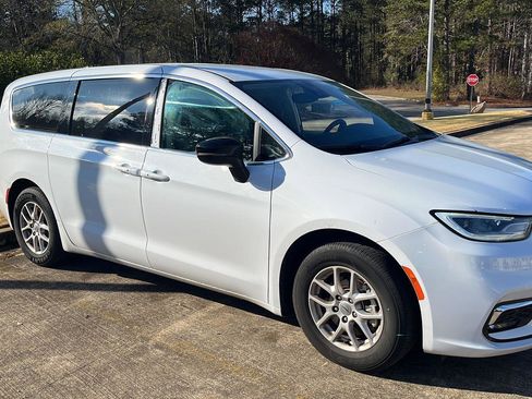 Used 2024 Chrysler Pacifica Touring-L image 4