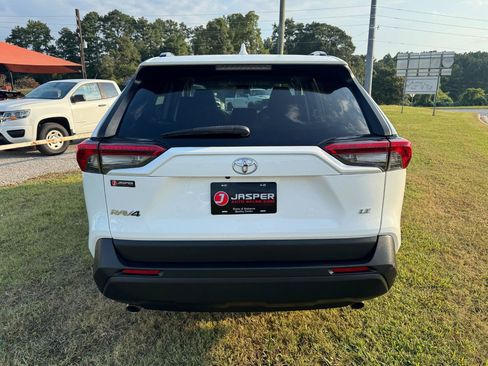 Used 2020 Toyota RAV4 LE FWD image 4