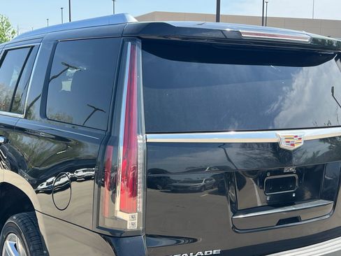 Used 2018 Cadillac Escalade Luxury image 12