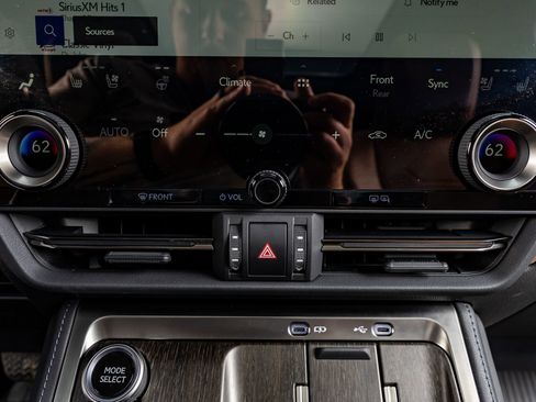 Used 2025 Lexus GX 550 w/ Accessory Package (2T) image 26