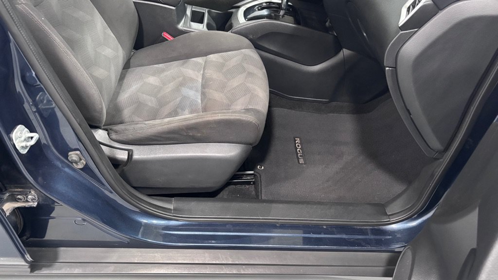 Used 2016 Nissan Rogue SV FWD image 19