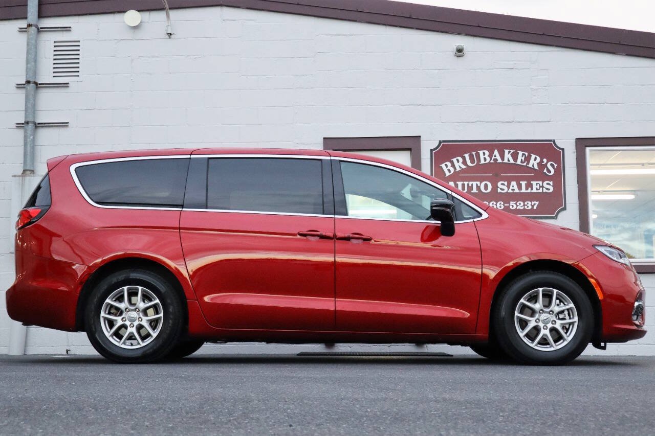 Used 2025 Chrysler Pacifica Select FWD image 7