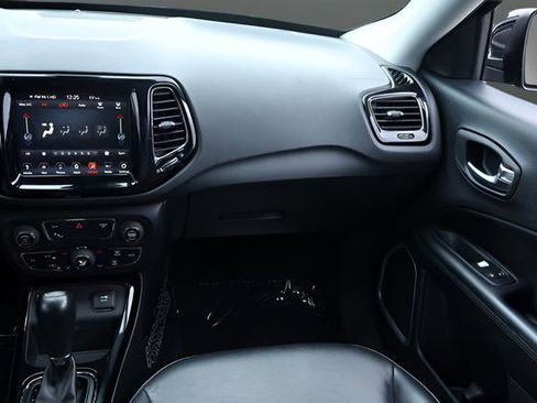 Used 2018 Jeep Compass Latitude w/ Popular Equipment Group FWD image 17