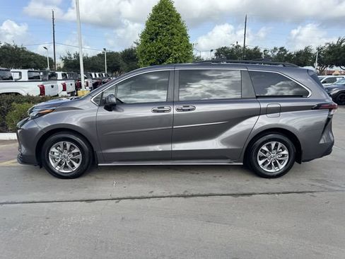 Used 2024 Toyota Sienna LE FWD image 4