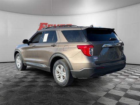 Certified 2021 Ford Explorer XLT image 3