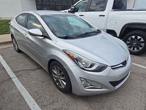 Used 2015 Hyundai Elantra SE w/ Option Group 02 FWD image 2