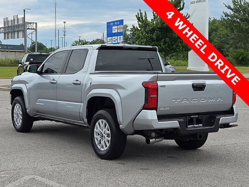 Used 2025 Toyota Tacoma SR5 AWD/4WD image 4