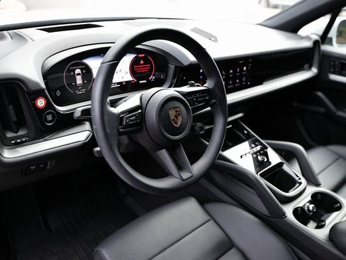 Certified 2025 Porsche Cayenne image 4