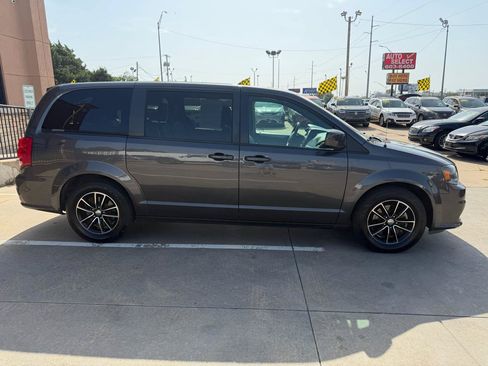 Used 2019 Dodge Grand Caravan GT FWD image 4