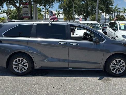 Used 2025 Toyota Sienna XLE FWD image 11