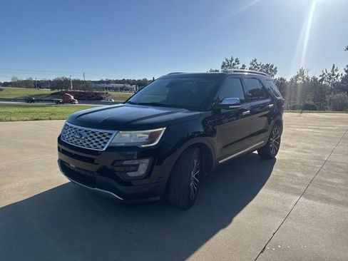 Used 2017 Ford Explorer Platinum AWD/4WD image 3