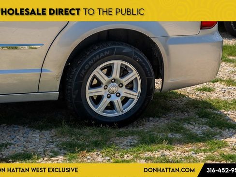 Used 2012 Chrysler Town & Country Touring w/ Entertainment Group #1 FWD image 28