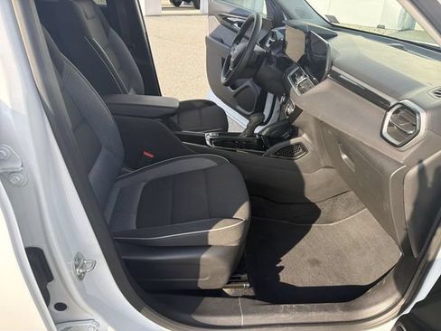 Used 2025 Chevrolet TrailBlazer LT AWD/4WD image 30