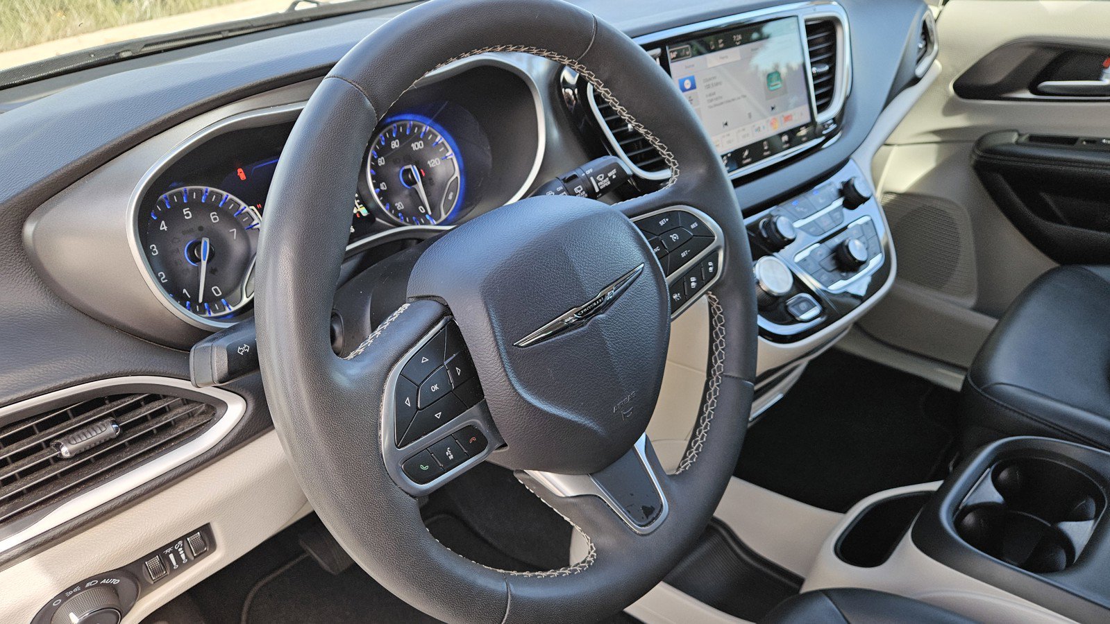 Used 2024 Chrysler Pacifica Touring-L FWD image 16