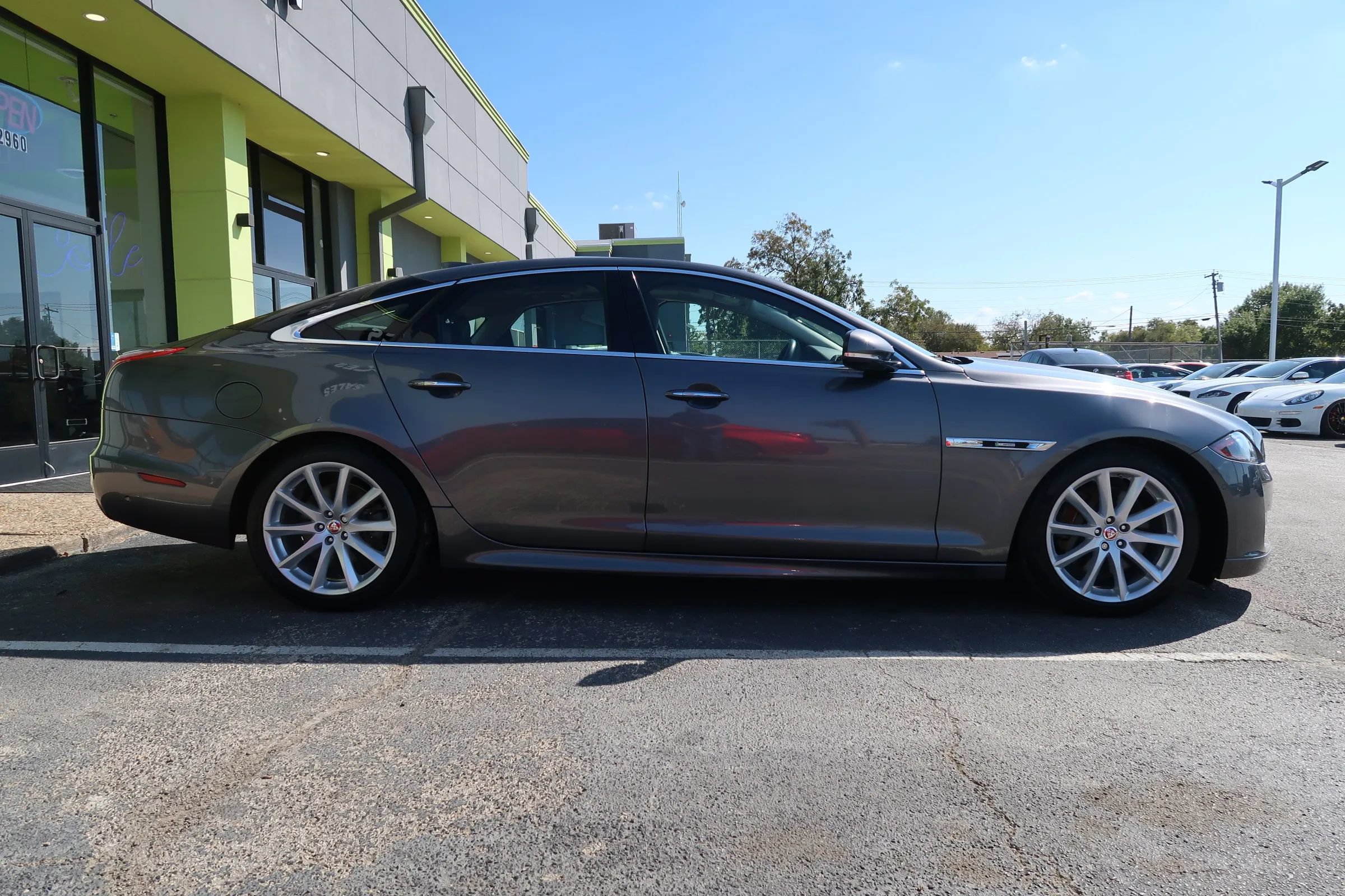 Used 2019 Jaguar XJ R-Sport RWD image 7