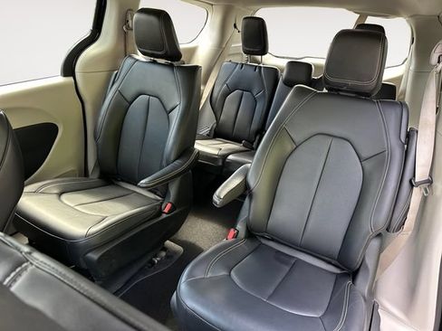 Used 2024 Chrysler Pacifica Limited FWD image 13