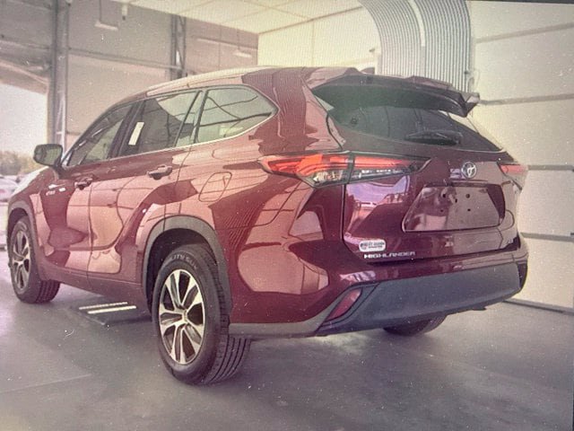 Used 2021 Toyota Highlander XLE FWD image 4