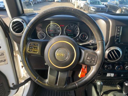 Used 2016 Jeep Wrangler Unlimited Sahara w/ Connectivity Group AWD/4WD image 32