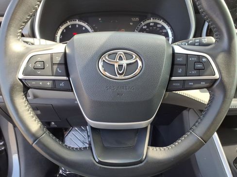 Used 2022 Toyota Highlander XLE image 19