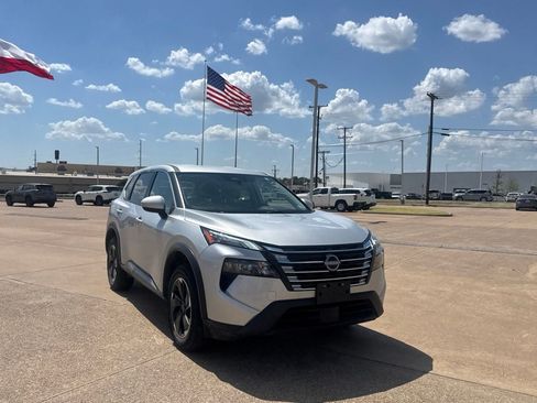 Certified 2025 Nissan Rogue SV FWD image 2