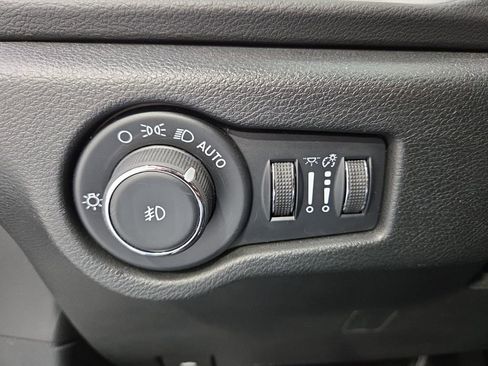 Used 2025 Chrysler Pacifica Select FWD image 25