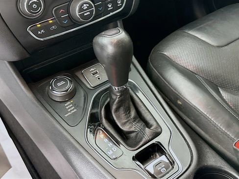 Used 2019 Jeep Cherokee Limited AWD/4WD image 17