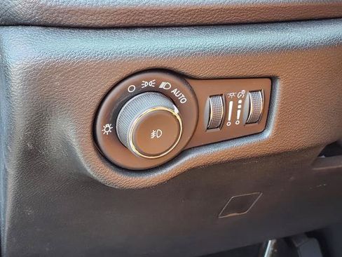 Used 2025 Chrysler Pacifica Pinnacle FWD image 10