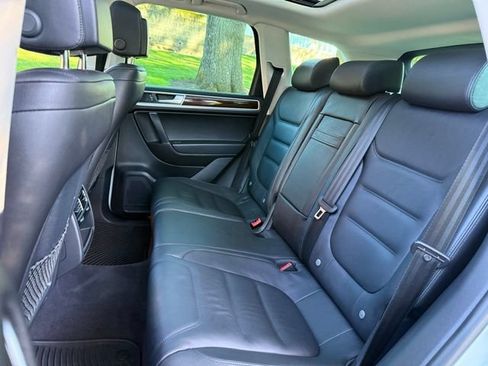 Used 2015 Volkswagen Touareg Sport AWD/4WD image 27