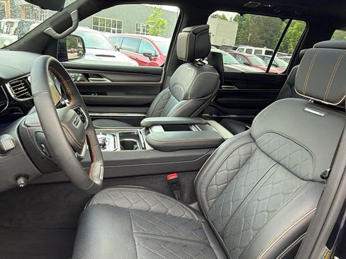 Used 2025 Jeep Grand Wagoneer Series III w/ Rear Seat Video Group 1 AWD/4WD image 17