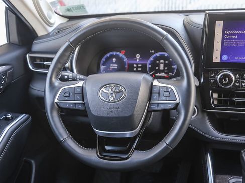 Used 2024 Toyota Highlander Limited AWD/4WD image 12