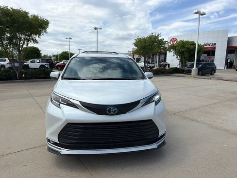 Certified 2023 Toyota Sienna XLE FWD image 2