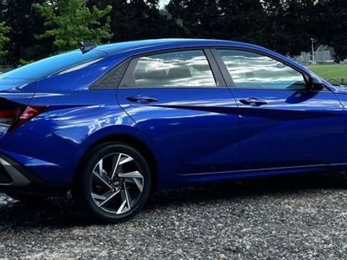 Certified 2025 Hyundai Elantra Sport FWD image 9