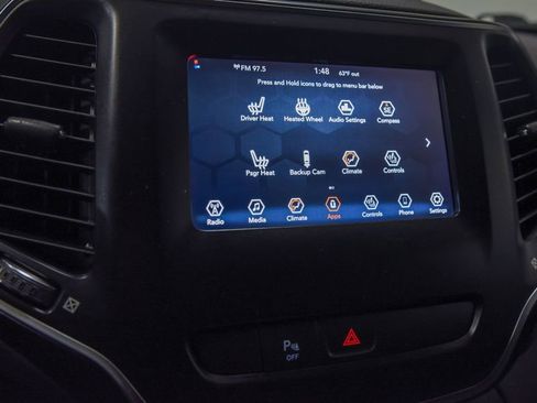 Used 2019 Jeep Cherokee Latitude Plus w/ Cold Weather Group FWD image 10