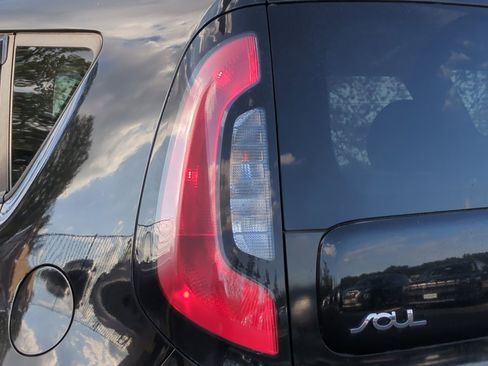 Used 2018 Kia Soul FWD image 29