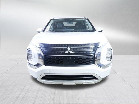 Used 2024 Mitsubishi Outlander SE image 2