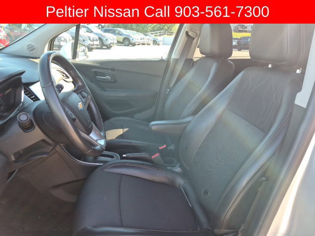 Used 2017 Chevrolet Trax LT w/ LT Convenience Package FWD image 9