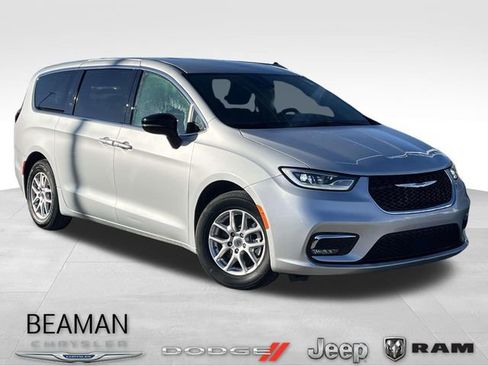 Used 2024 Chrysler Pacifica Touring-L image 1