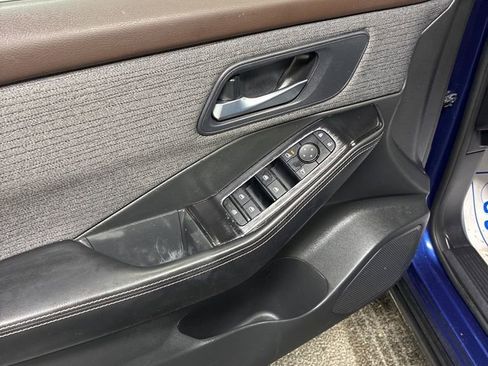 Used 2023 Nissan Rogue SV image 12