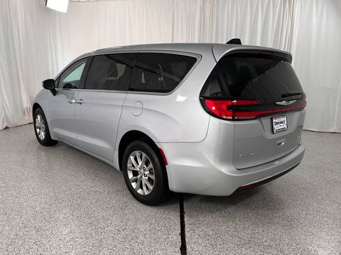 Used 2023 Chrysler Pacifica Touring-L AWD/4WD image 13