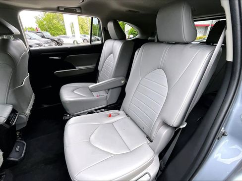 Used 2023 Toyota Highlander XLE AWD/4WD image 20