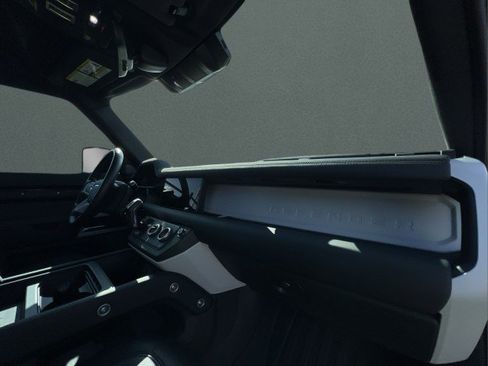 Used 2024 Land Rover Defender 90 X-Dynamic SE image 20