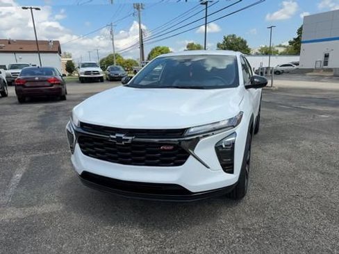 Certified 2025 Chevrolet Trax RS w/ Driver Confidence Package FWD image 3