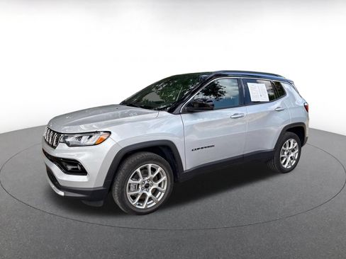 Used 2025 Jeep Compass Limited AWD/4WD image 4