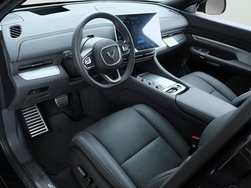 Used 2024 VinFast VF 9 Plus image 8