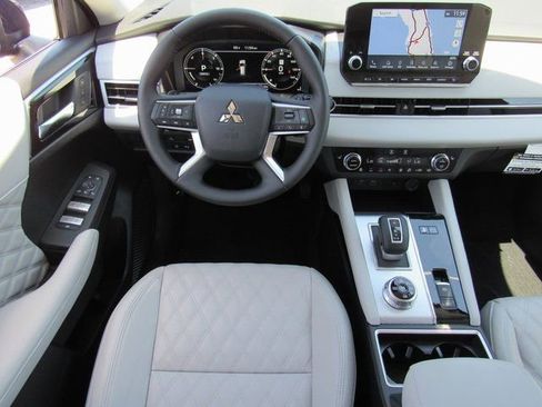 New 2025 Mitsubishi Outlander SEL image 11