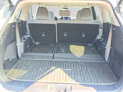 Used 2023 Toyota Highlander LE AWD/4WD image 21